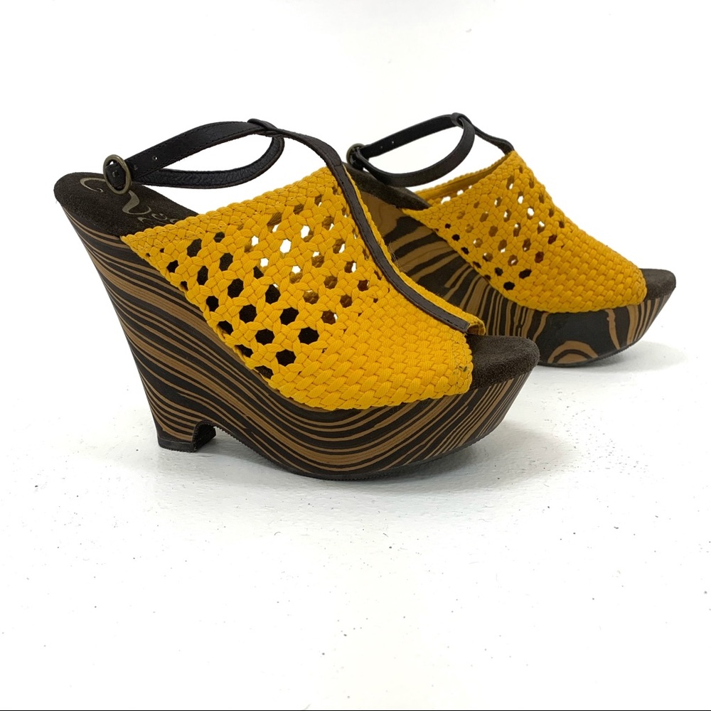 VOGUE | Yellow Wood Grained Strap Sandal Size 6